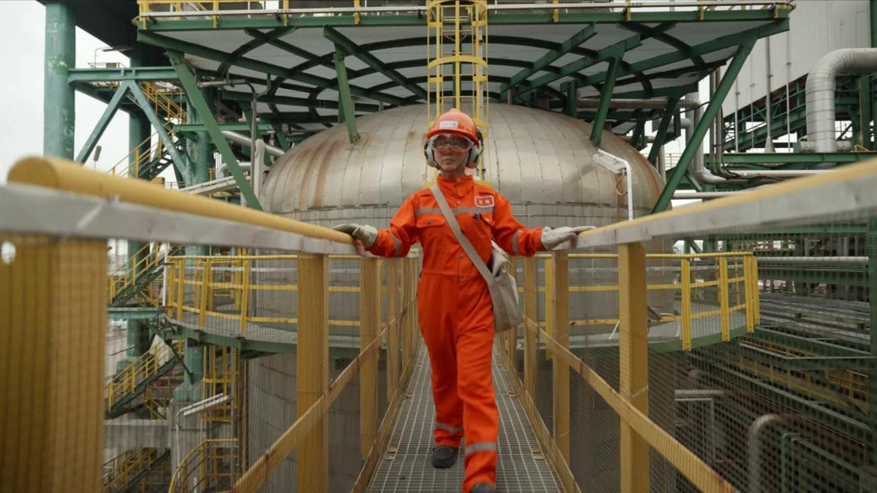 Vakman met beschermende werkkleding op een industriële installatie