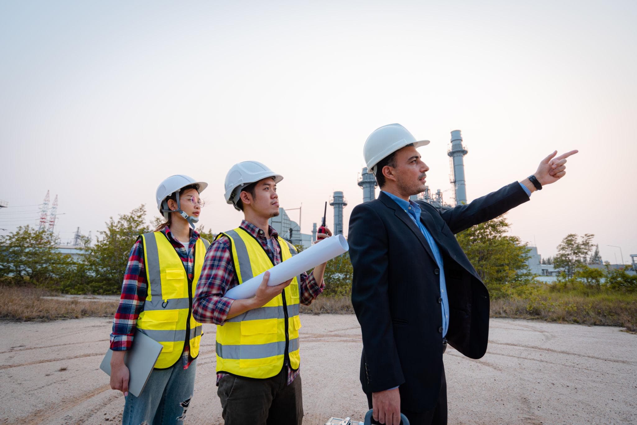 Bouwteam met helmen overlegt over de planning op een projectlocatie